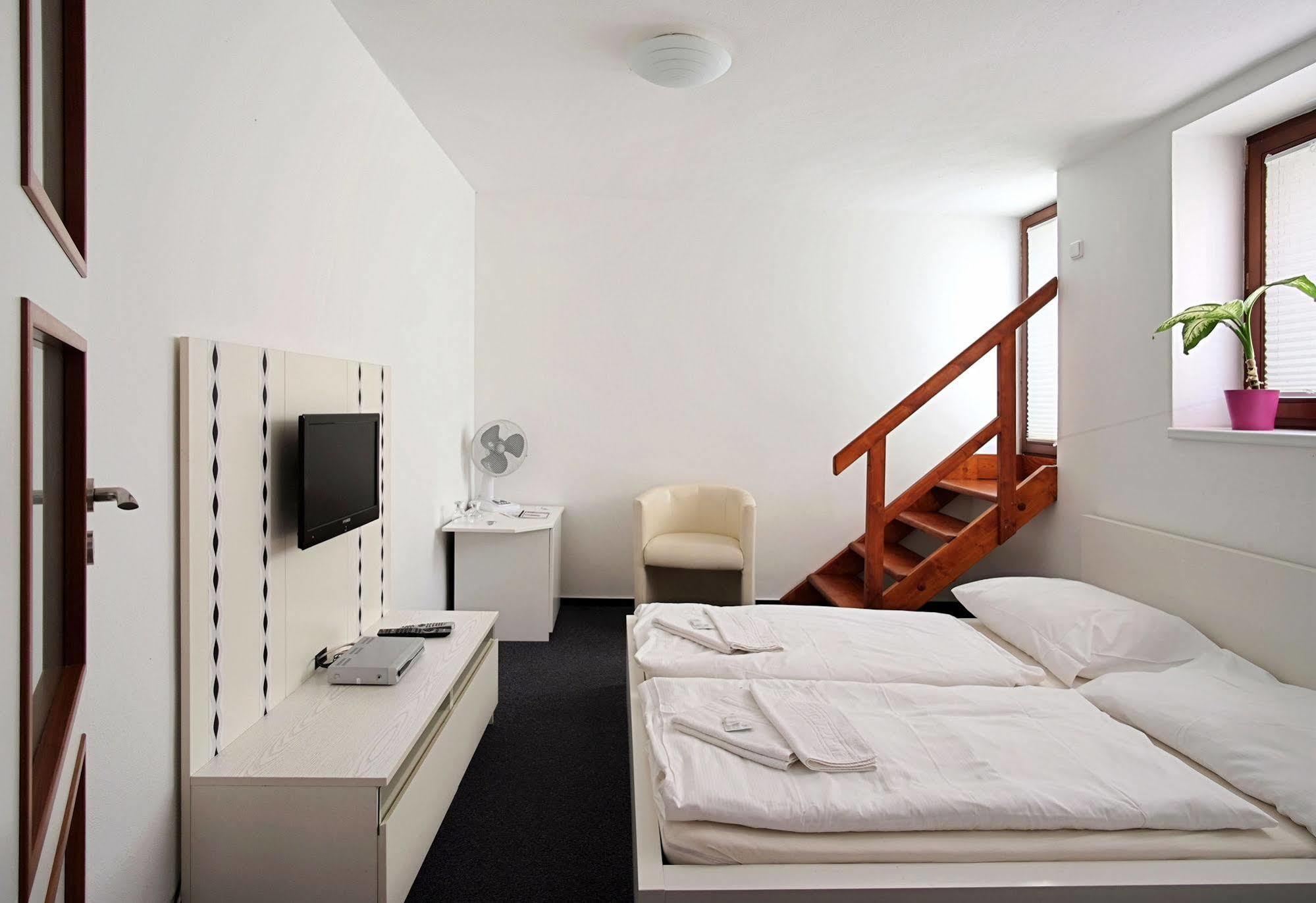 Pension Pod Vezi Kolin Exterior photo