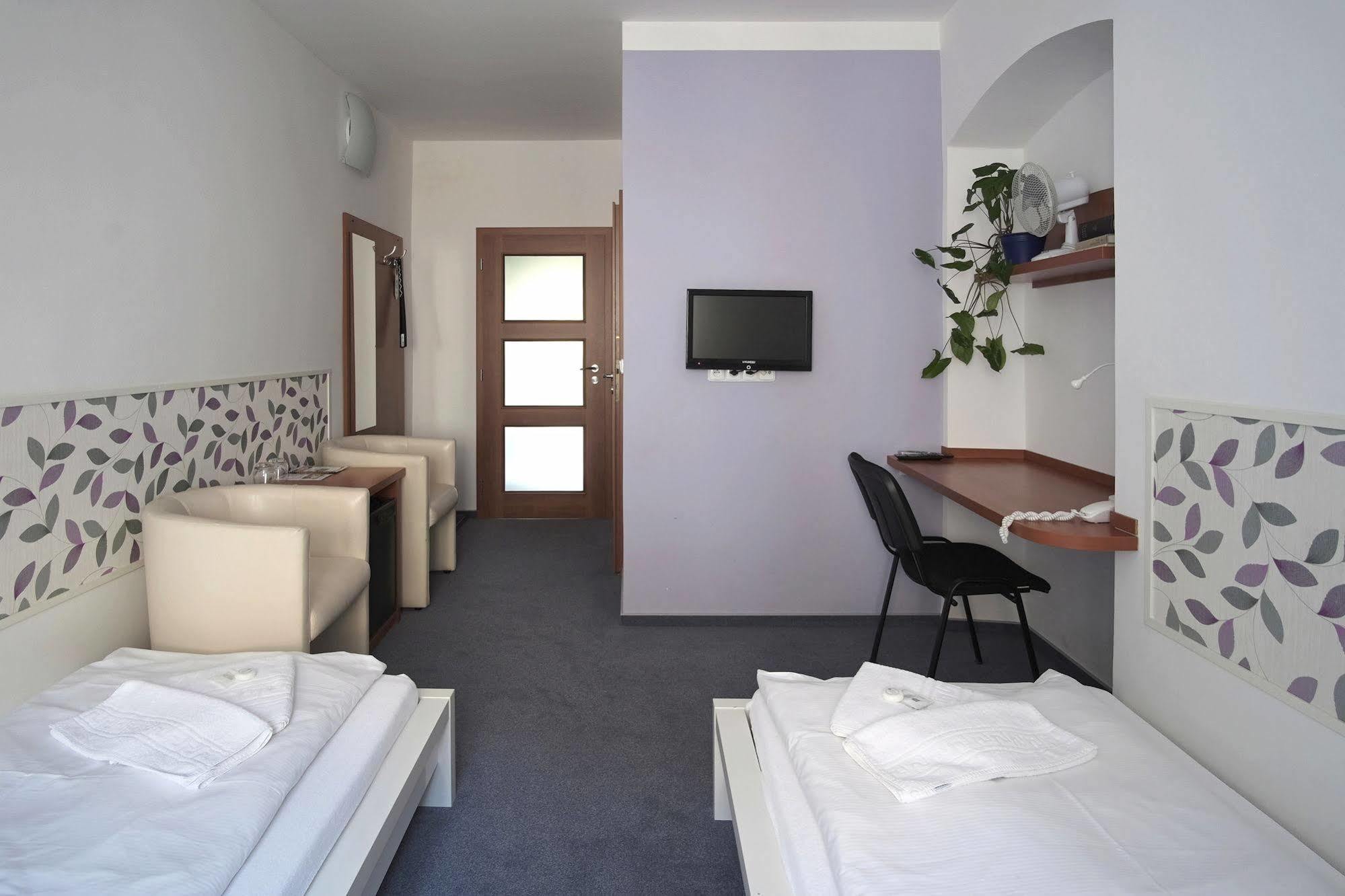 Pension Pod Vezi Kolin Exterior photo